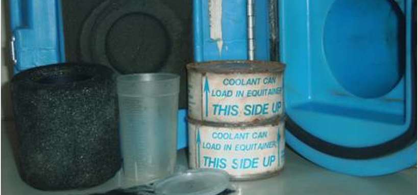 Isothermaliseur, gobelet, sac ballast et deux boîtes réfrigérantes sont contenus dans un Equitainer. 